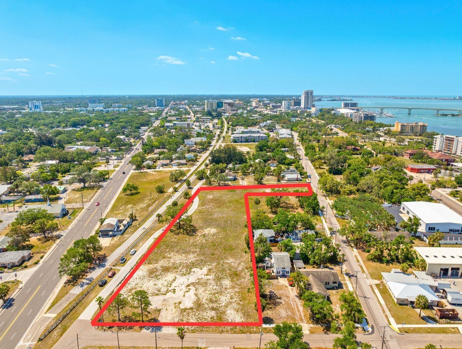 Listing photo id 1 for 611 Palm Bluff Street