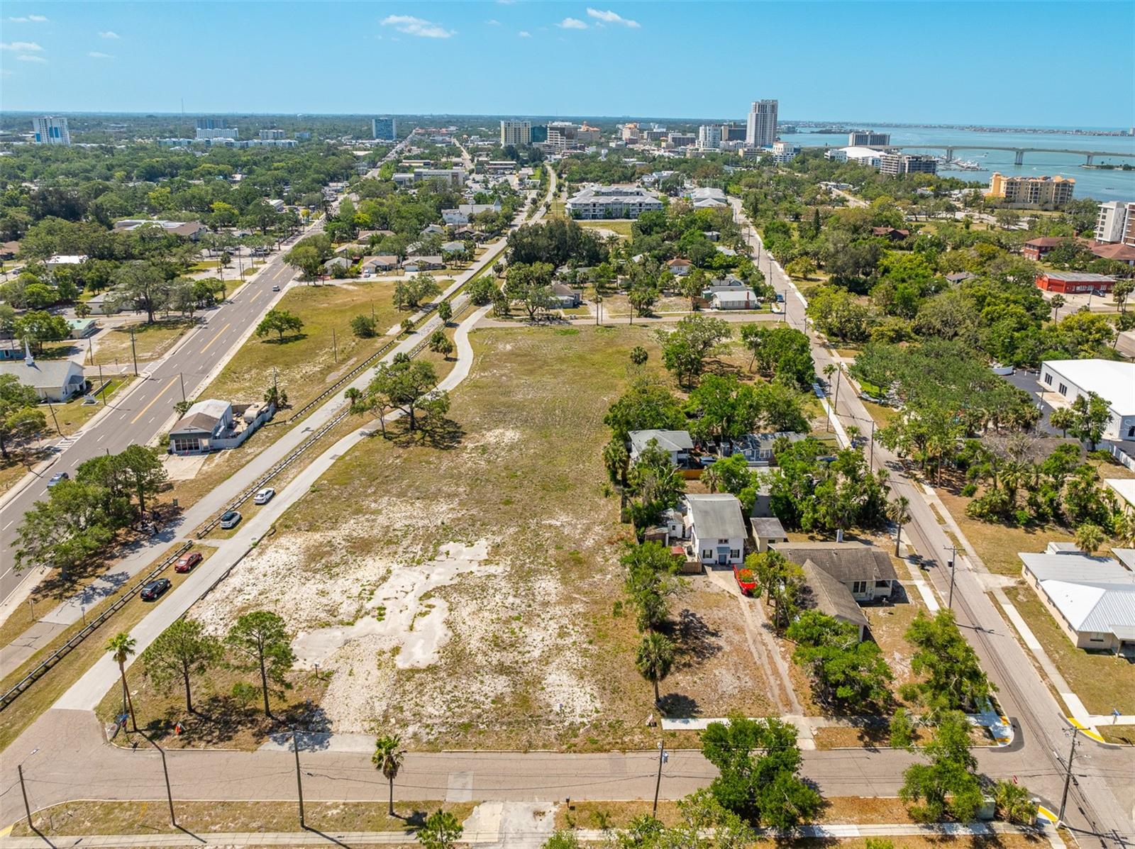 Listing photo id 2 for 611 Palm Bluff Street