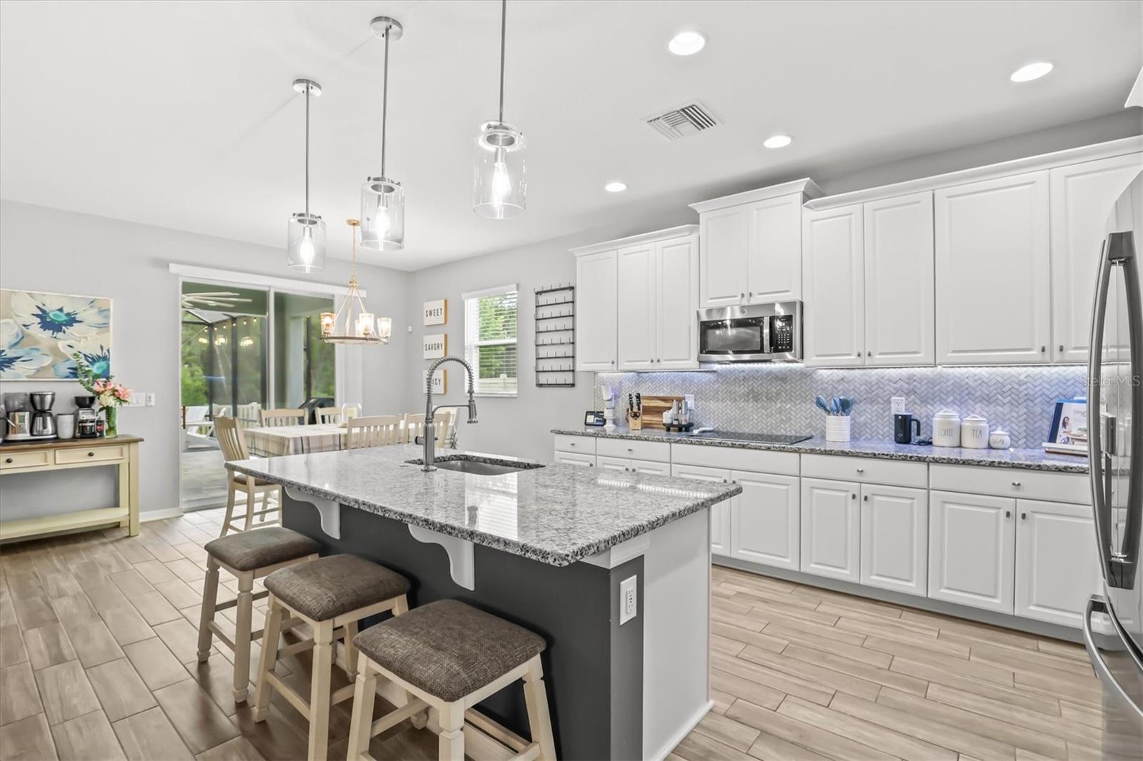 Listing photo id 17 for 18090 Romanesque Court