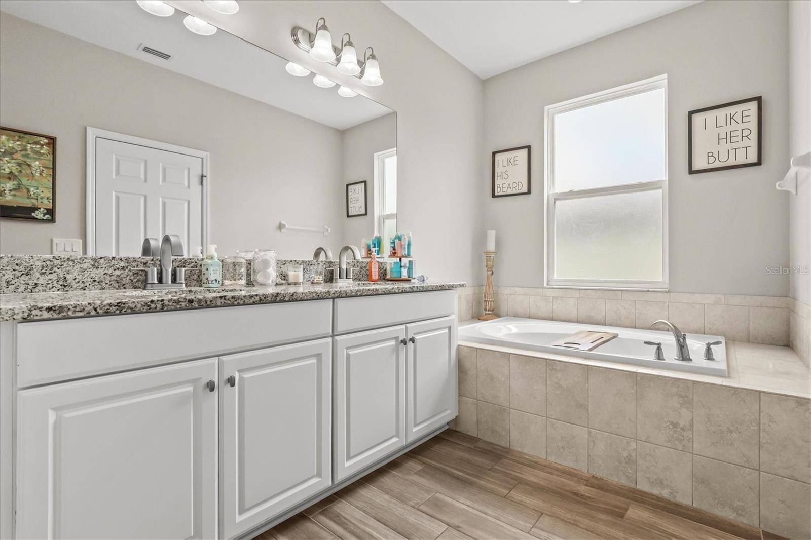 Listing photo id 27 for 18090 Romanesque Court