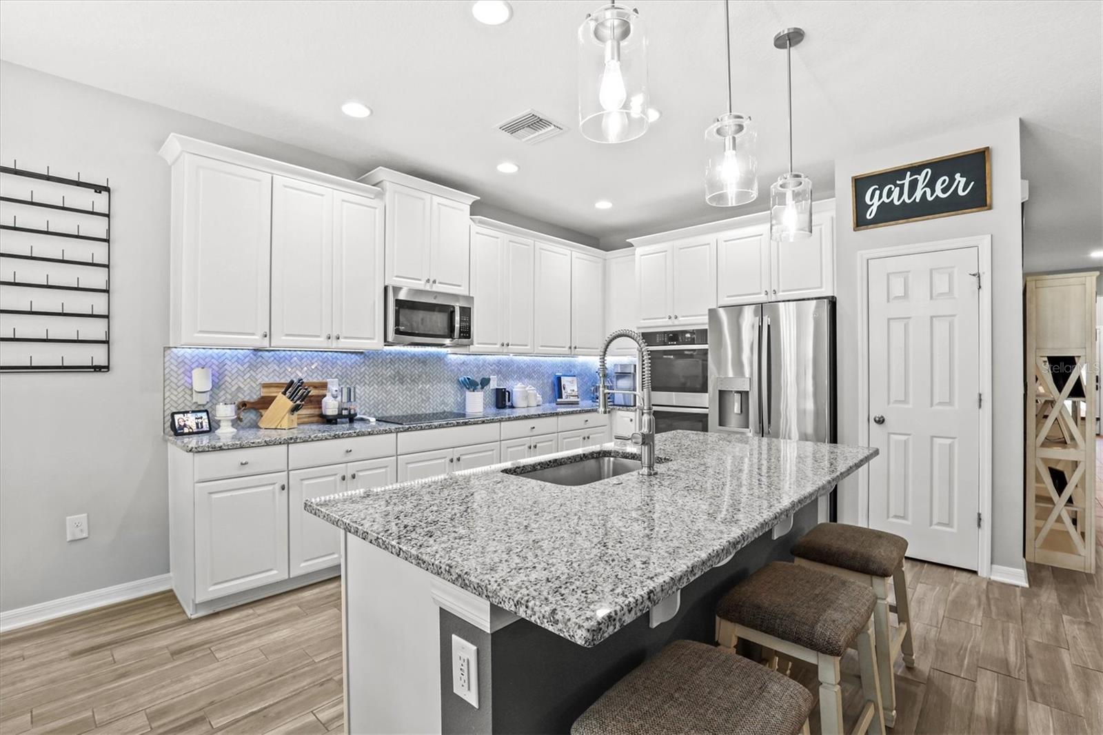 Listing photo id 1 for 18090 Romanesque Court