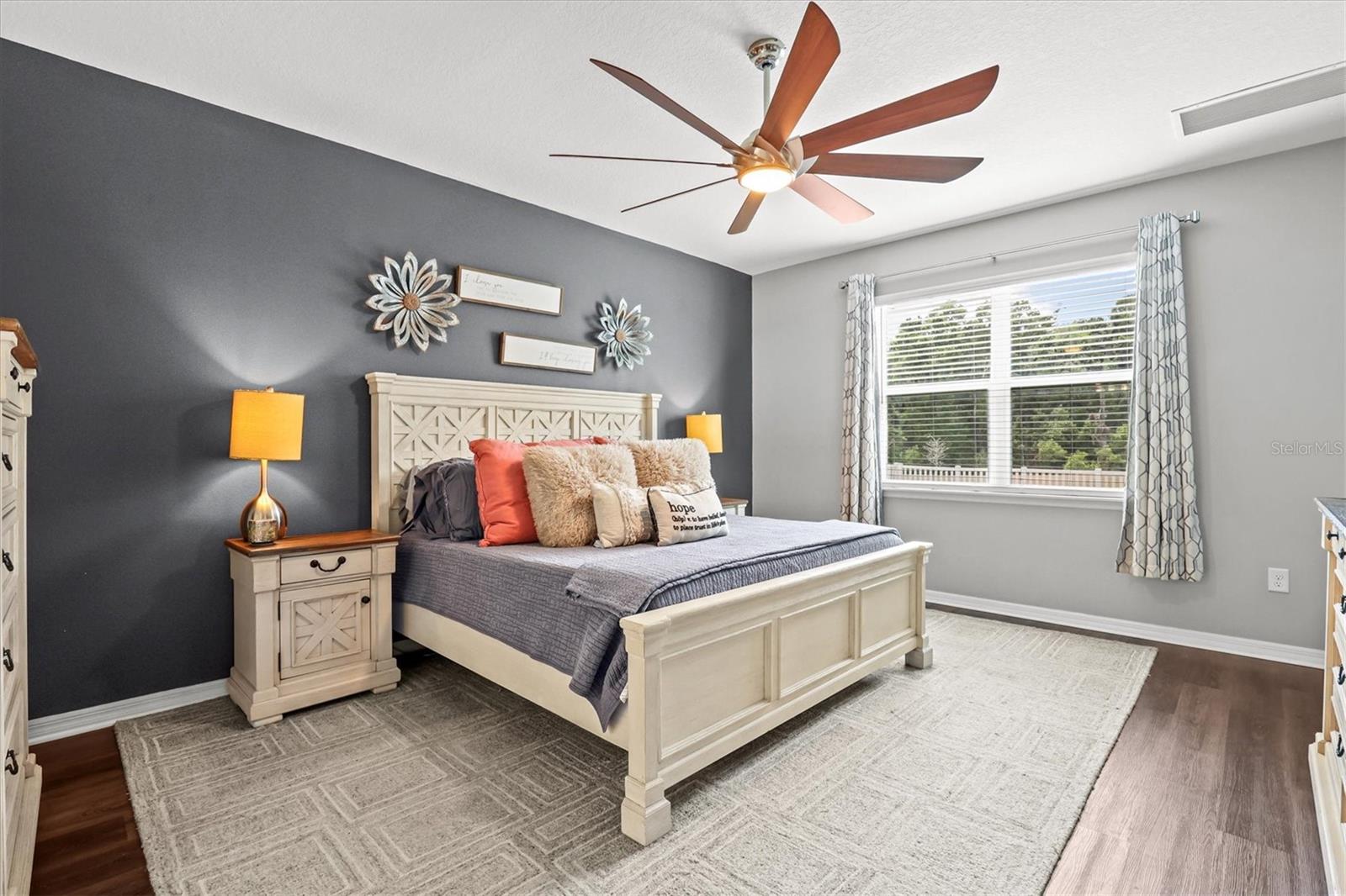 Listing photo id 3 for 18090 Romanesque Court