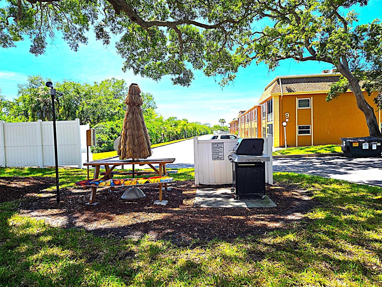 Image 23 of 33 For 12760 Indian Rocks Road 578