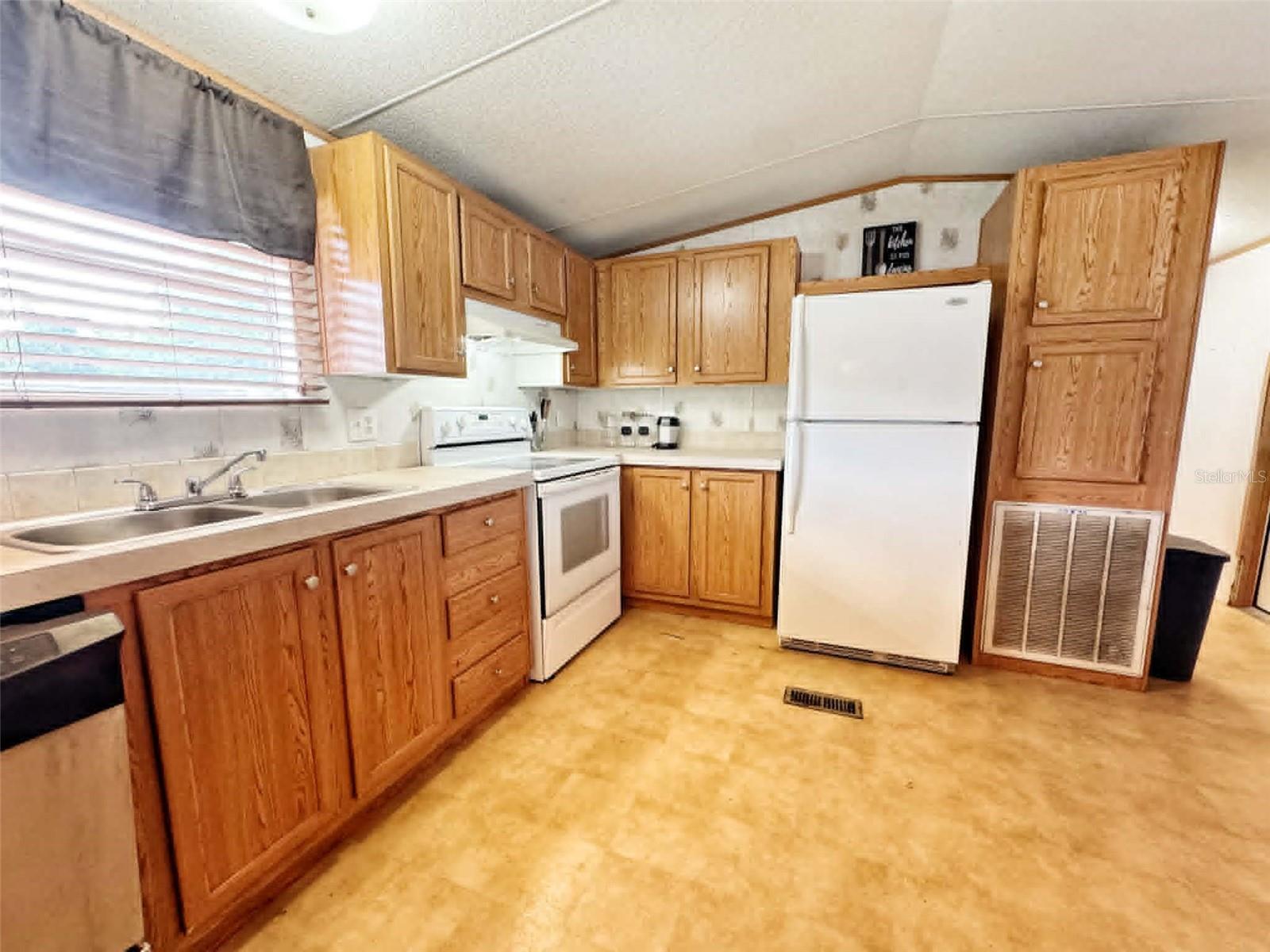 Listing photo id 4 for 612 Morgan Road