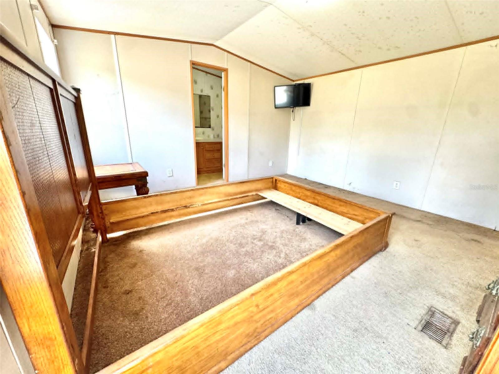 Listing photo id 7 for 612 Morgan Road