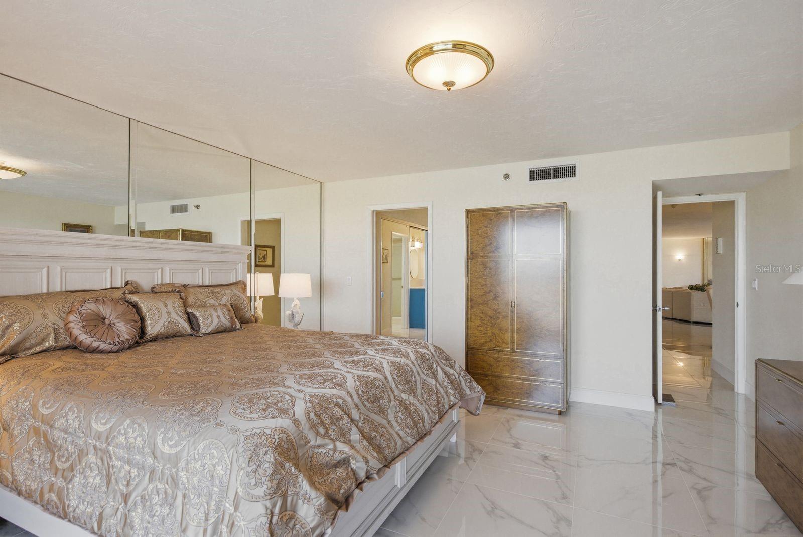 Listing photo id 13 for 1600 Gulf Boulevard 817