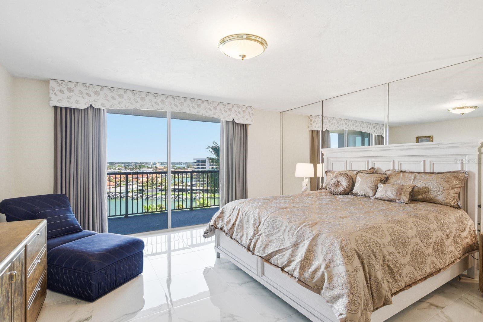 Listing photo id 14 for 1600 Gulf Boulevard 817