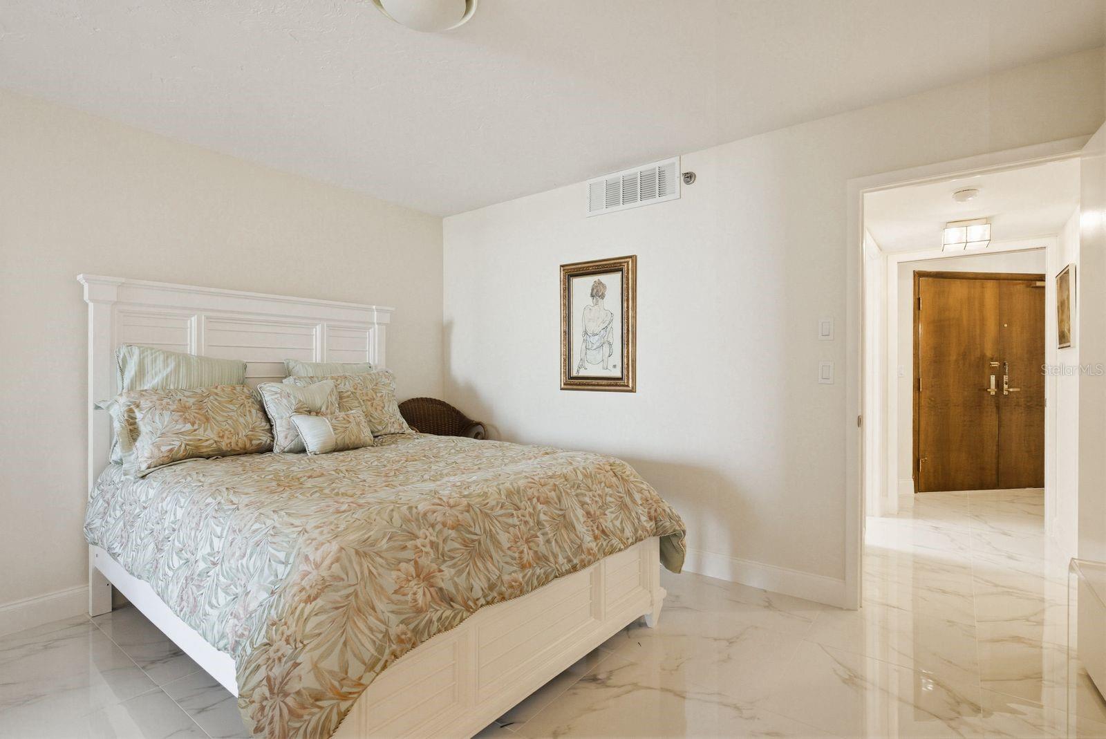 Listing photo id 19 for 1600 Gulf Boulevard 817