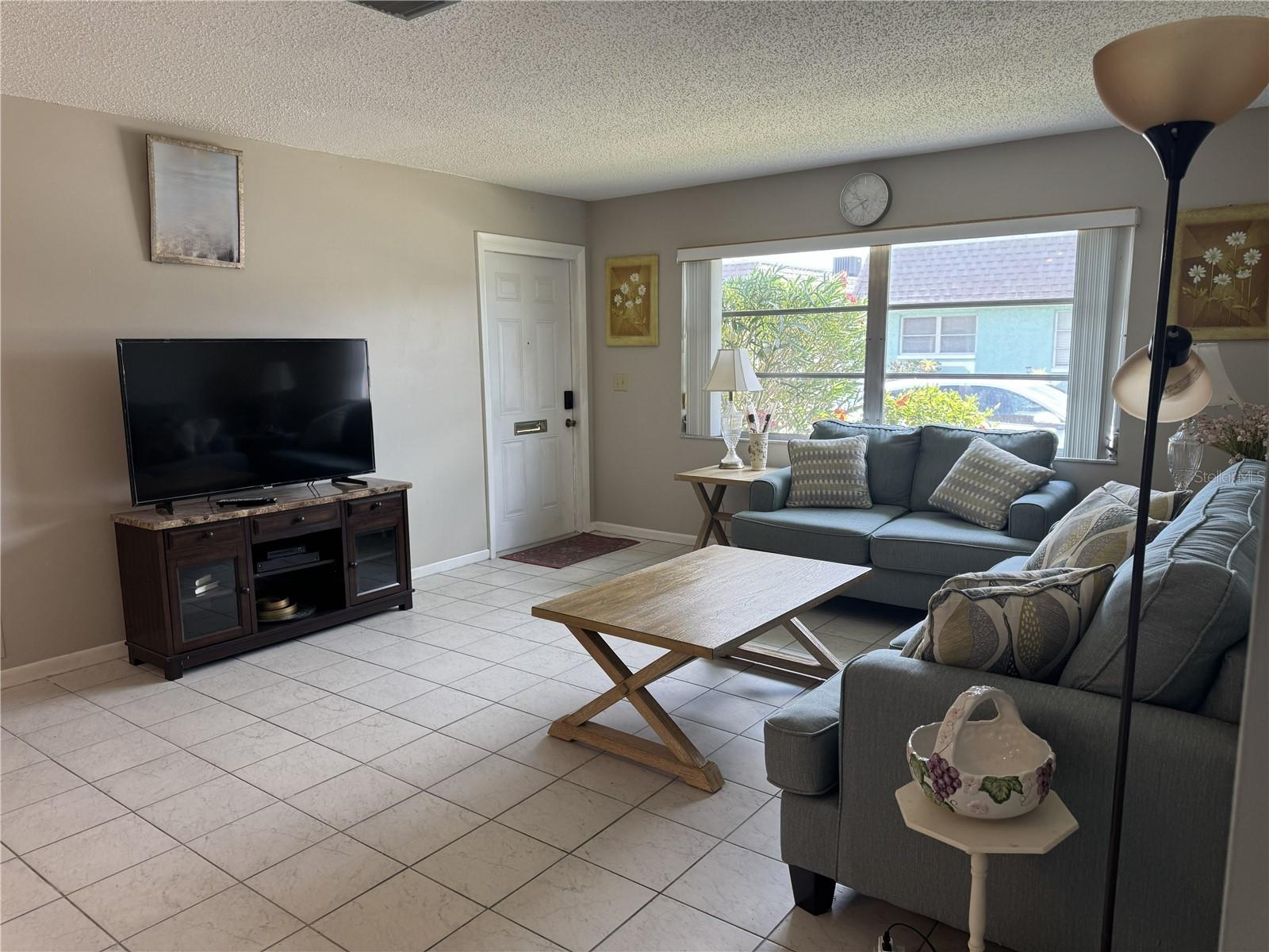 Listing photo id 0 for 7007 Versailles N N-a