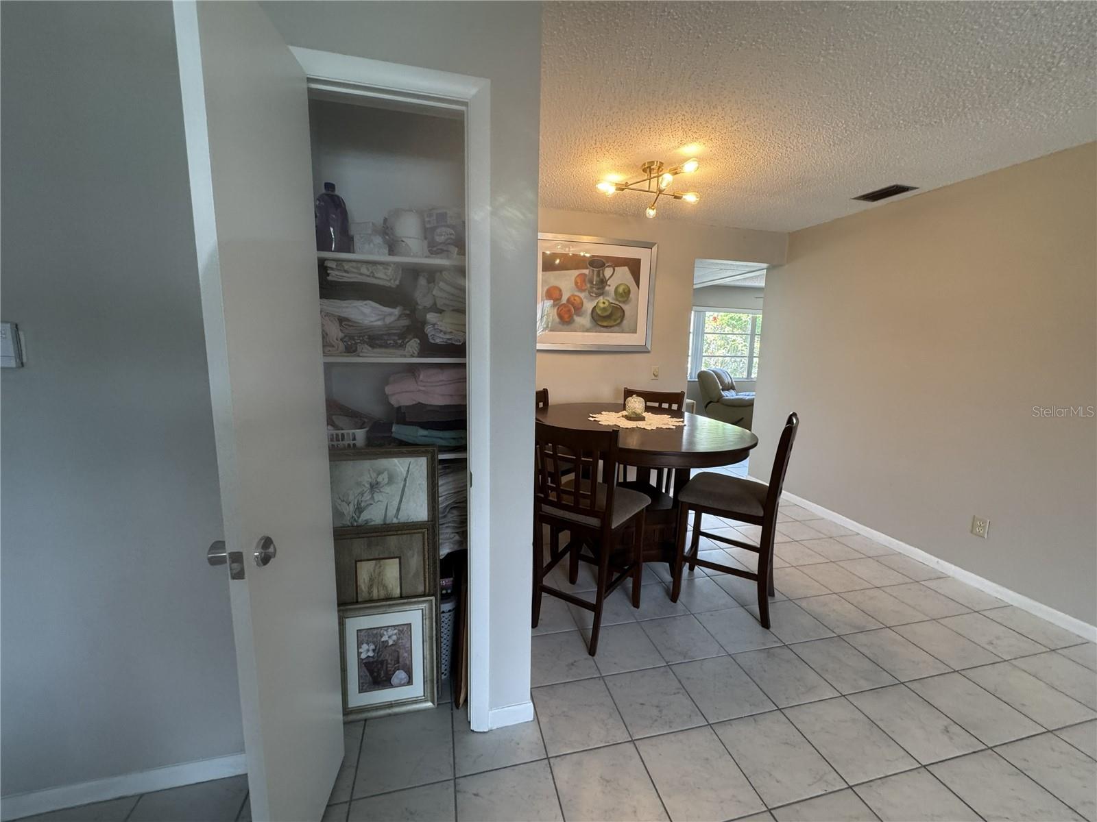Listing photo id 3 for 7007 Versailles N N-a