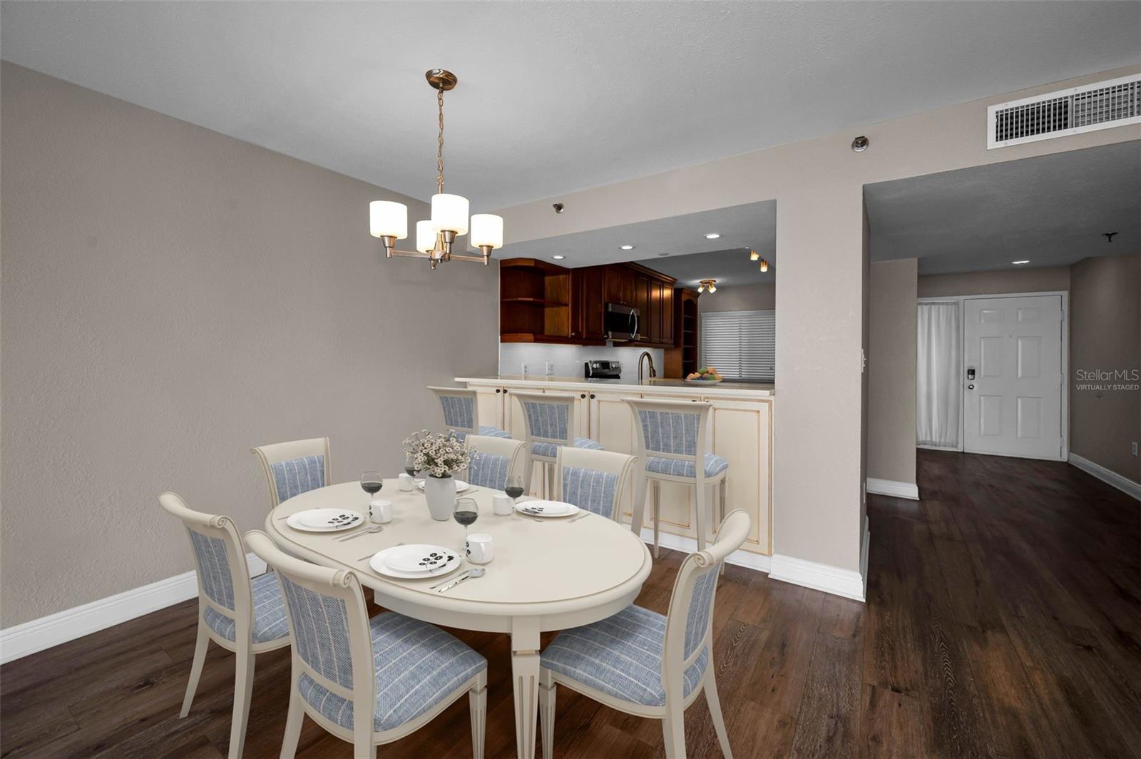 Image 20 of 100 For 2 Adalia Avenue 605