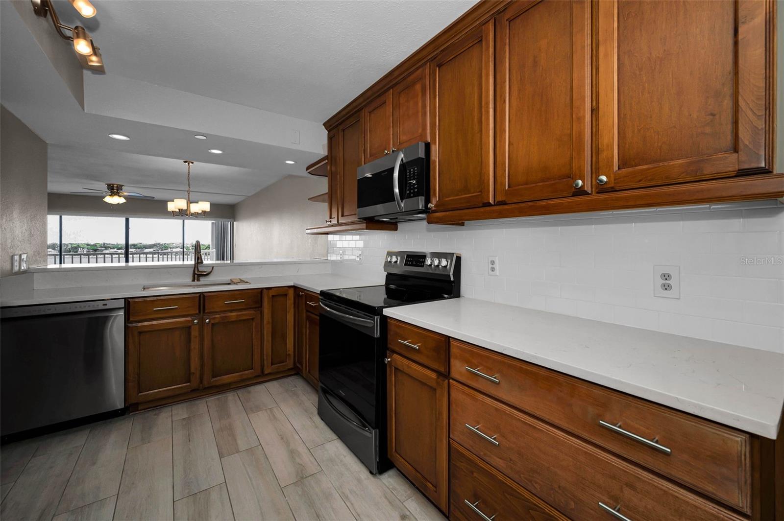 Image 22 of 100 For 2 Adalia Avenue 605