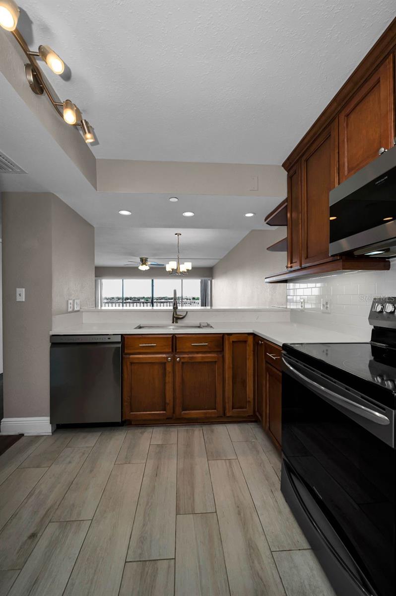 Image 23 of 100 For 2 Adalia Avenue 605