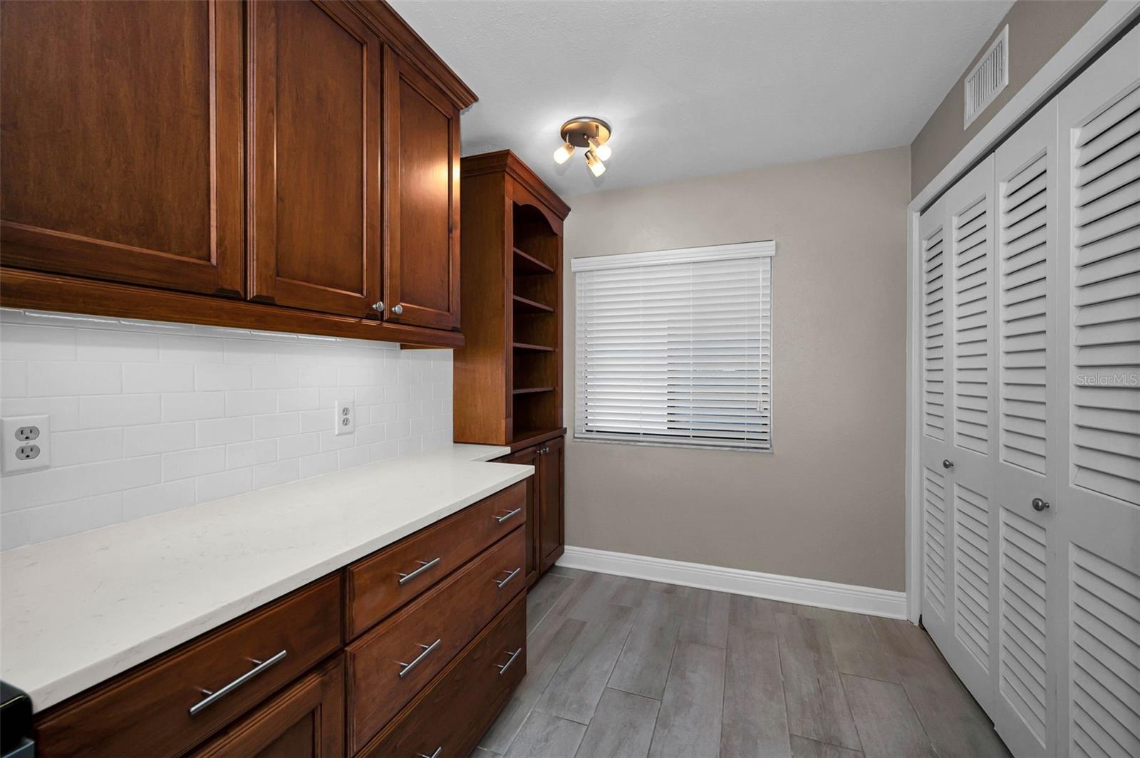 Image 30 of 100 For 2 Adalia Avenue 605
