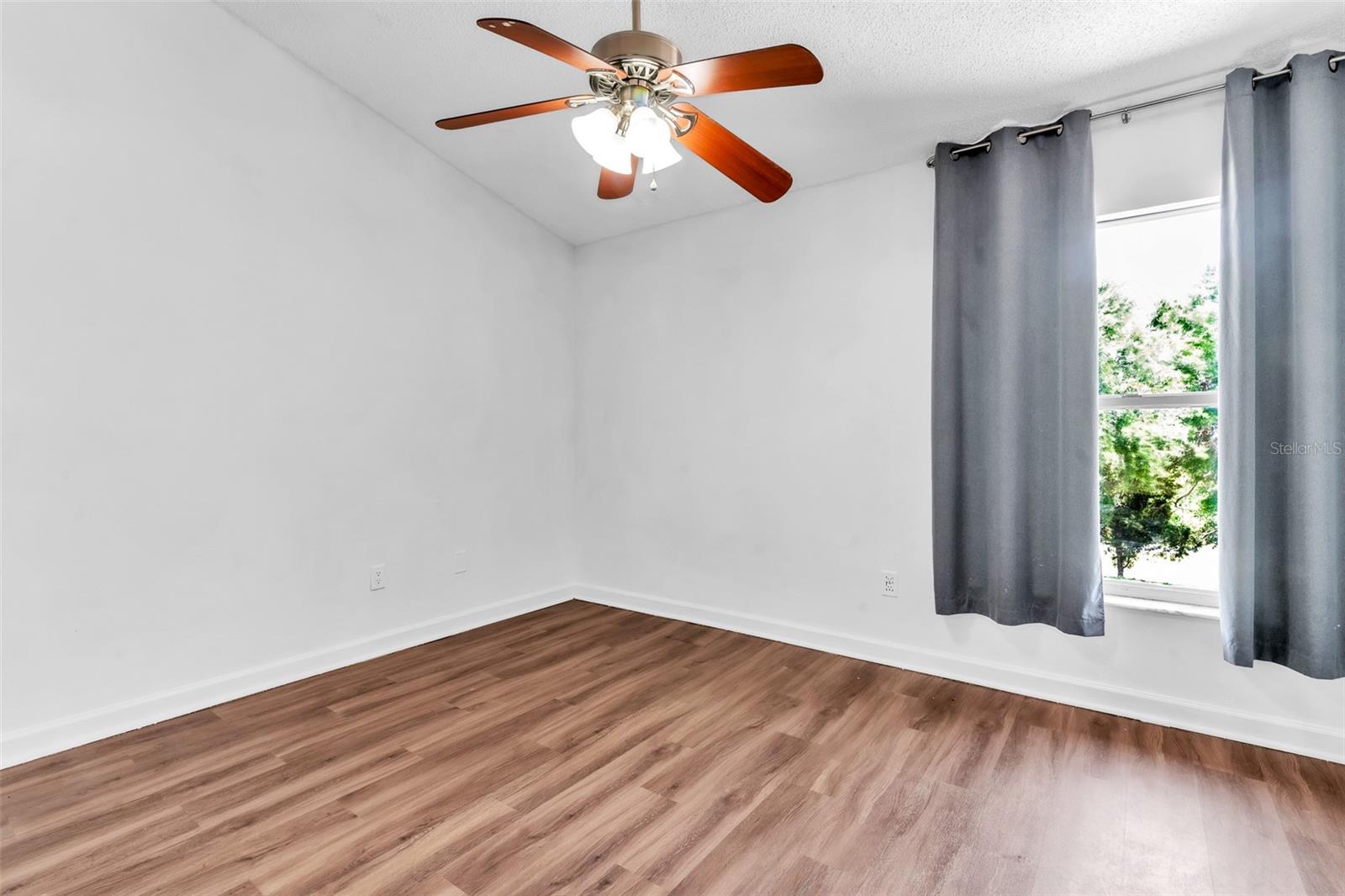 Listing photo id 18 for 3303 Brigadoon Drive