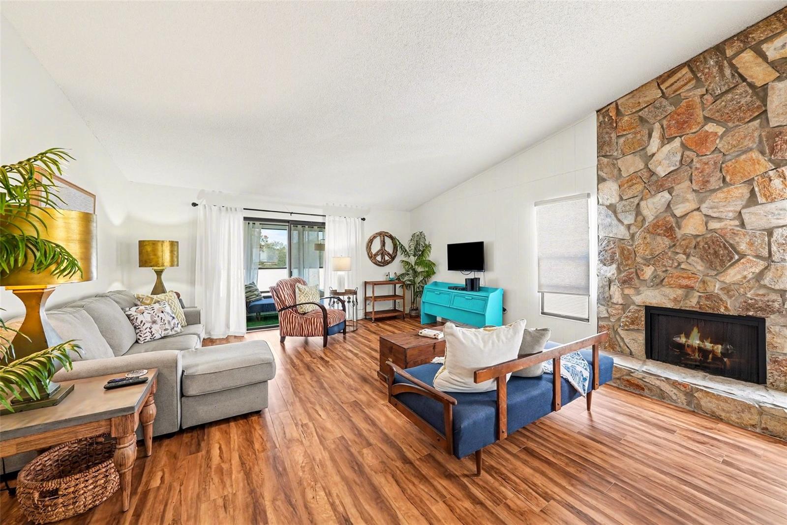 Image 4 of 27 For 9990 Eagles Point Circle 4