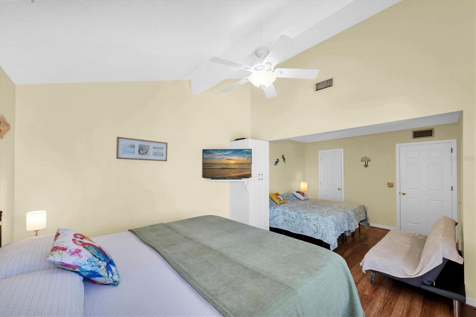 Listing photo id 14 for 247 Rex Place H