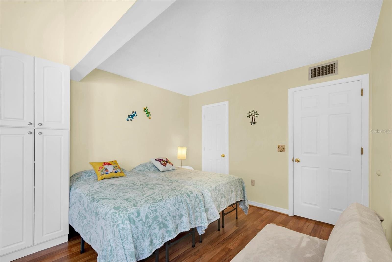 Listing photo id 16 for 247 Rex Place H