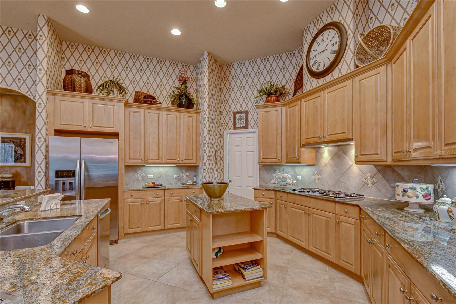 Listing photo id 9 for 20915 Lake Vienna Drive