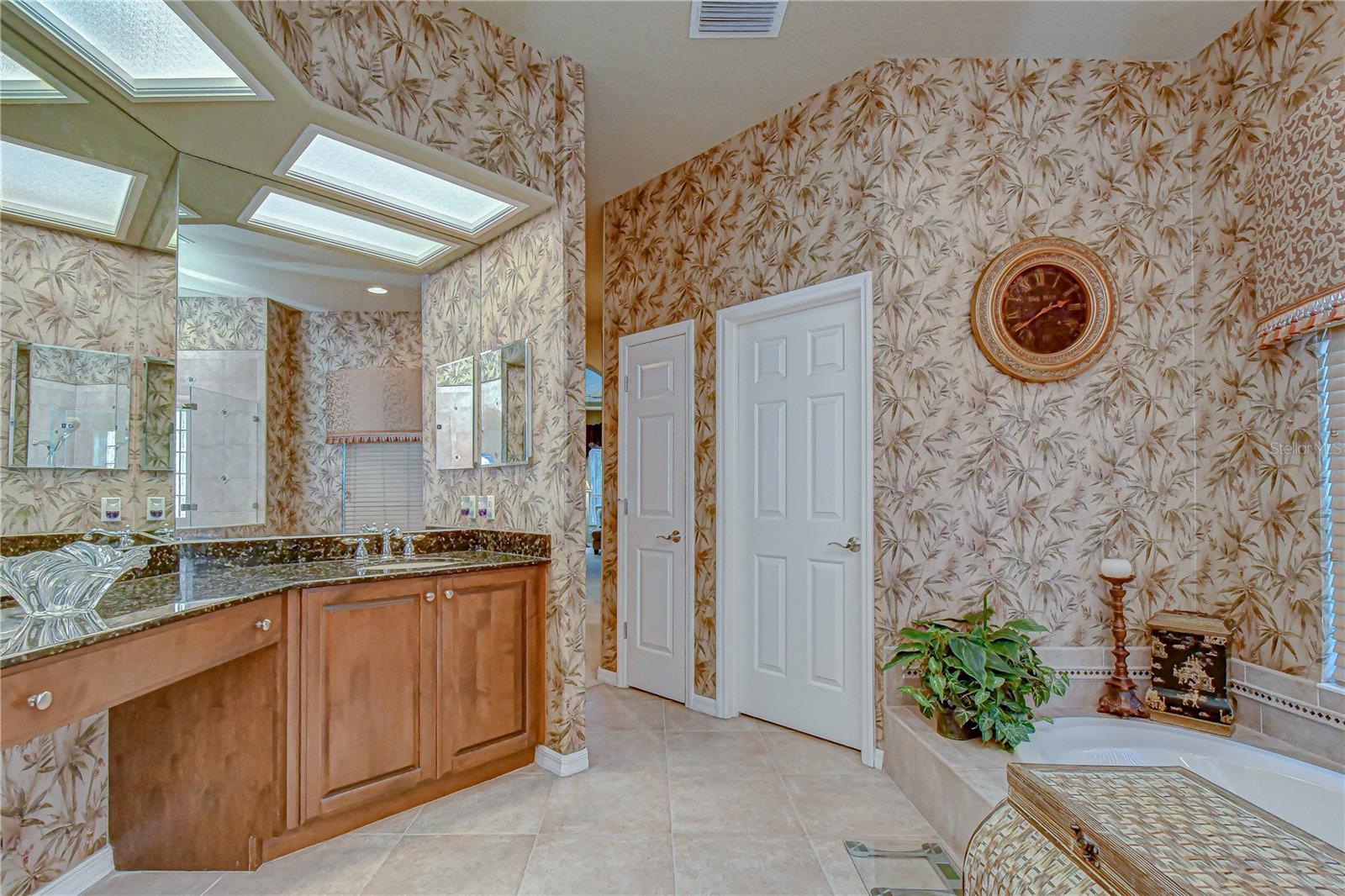 Listing photo id 19 for 20915 Lake Vienna Drive