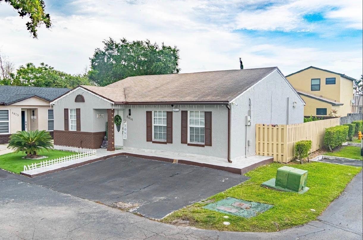 Image 3 of 37 For 8419 Nw 193rd Ln