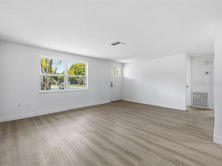 Image 3 of 12 For 39252 Heights Avenue