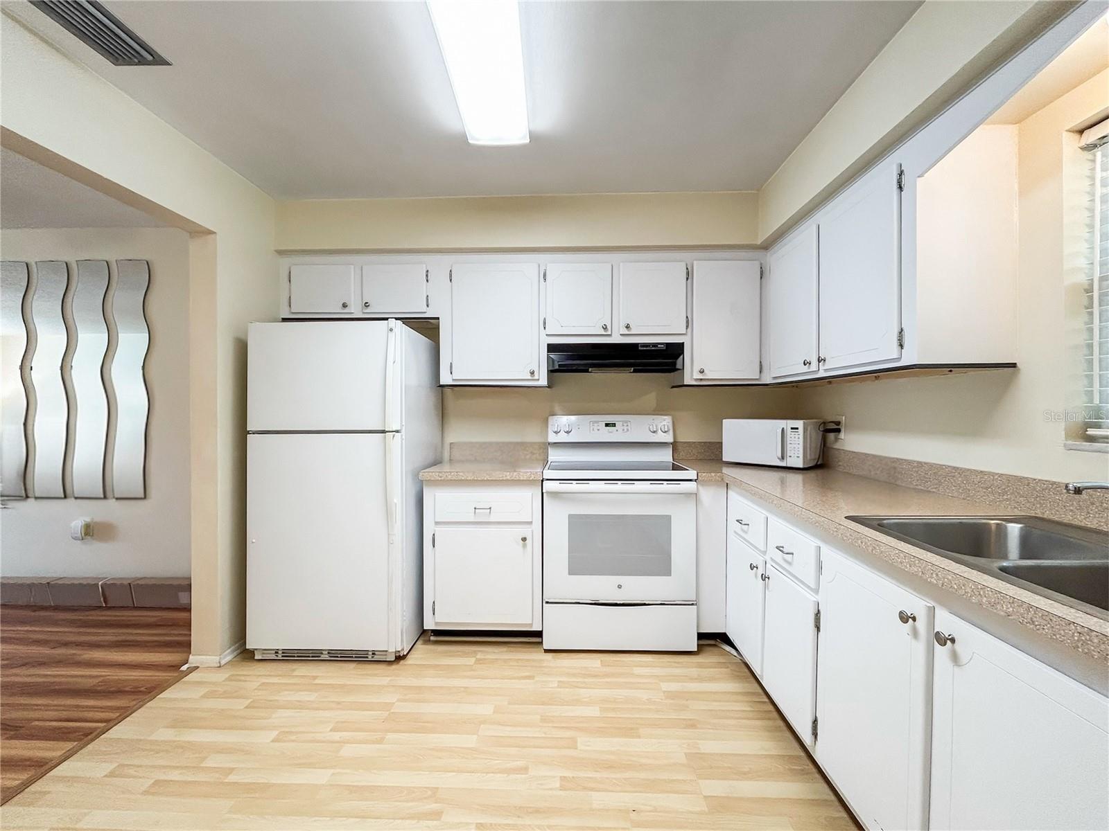 Image 19 of 21 For 1706 Belleair Forest Drive 252