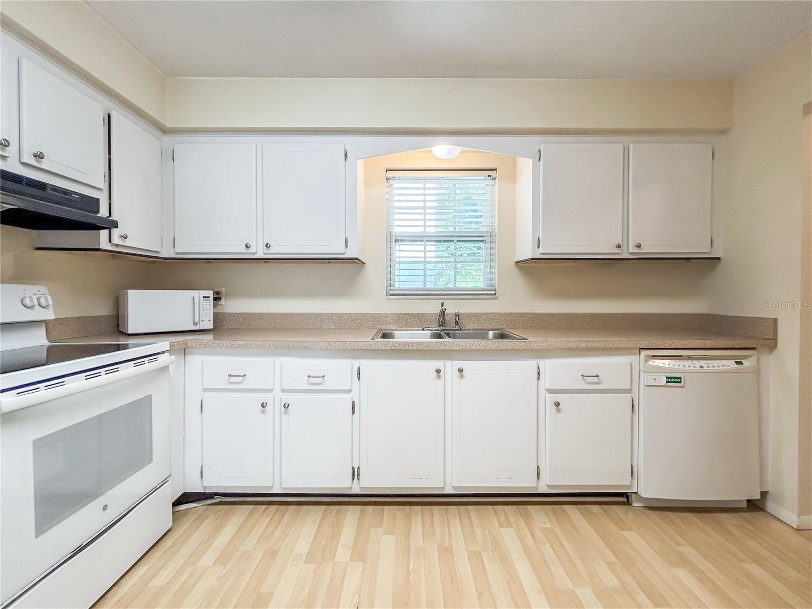 Image 20 of 21 For 1706 Belleair Forest Drive 252