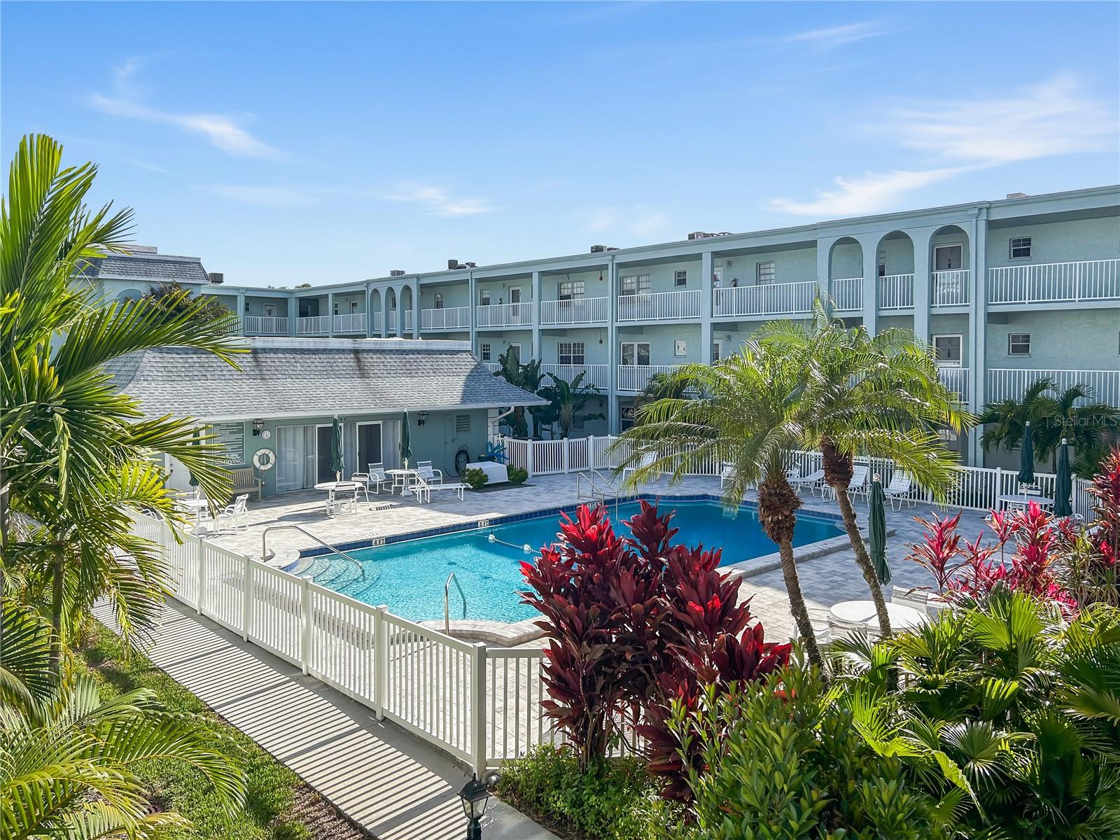 Image 9 of 21 For 1706 Belleair Forest Drive 252