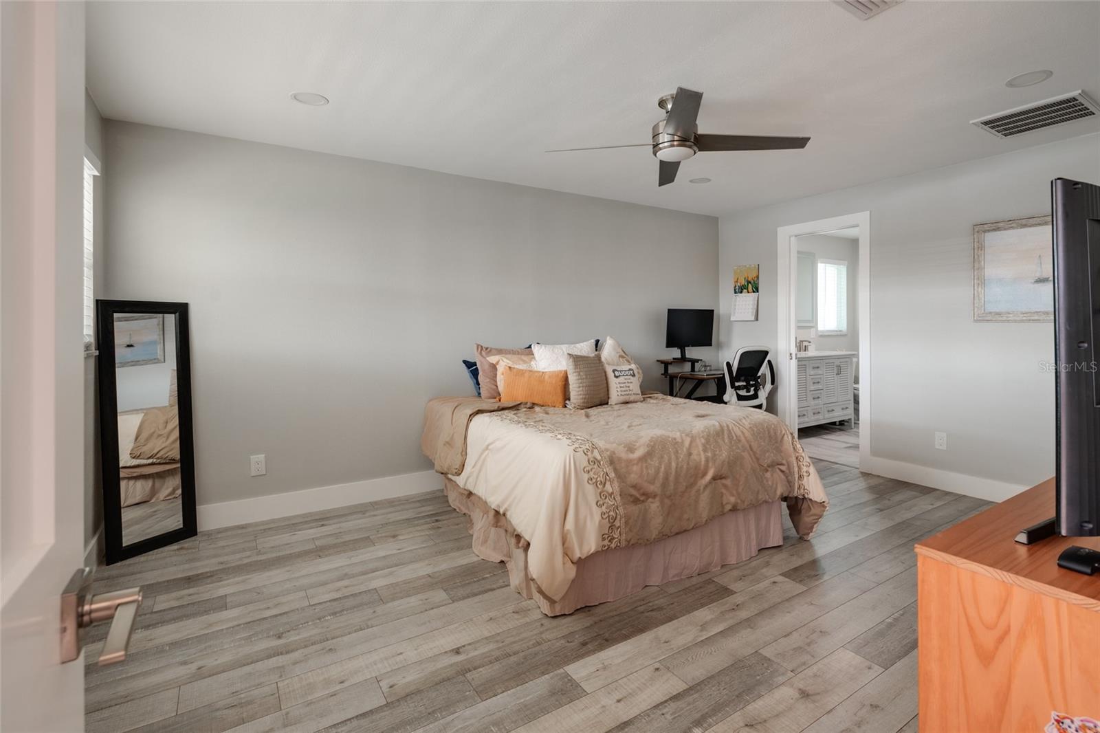 Image 16 of 35 For 9773 1st Street Ne