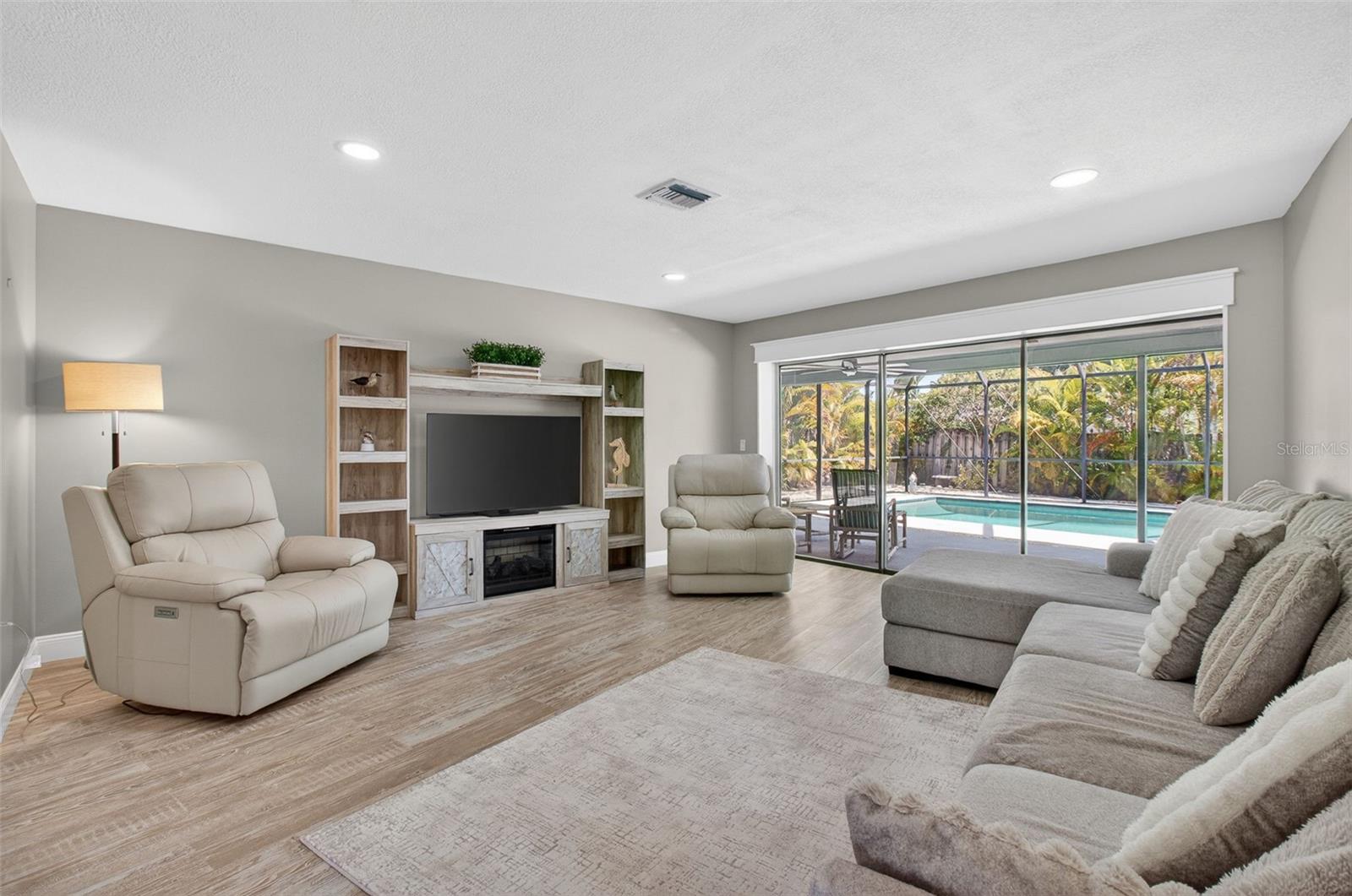 Listing photo id 33 for 2973 Somersworth Drive