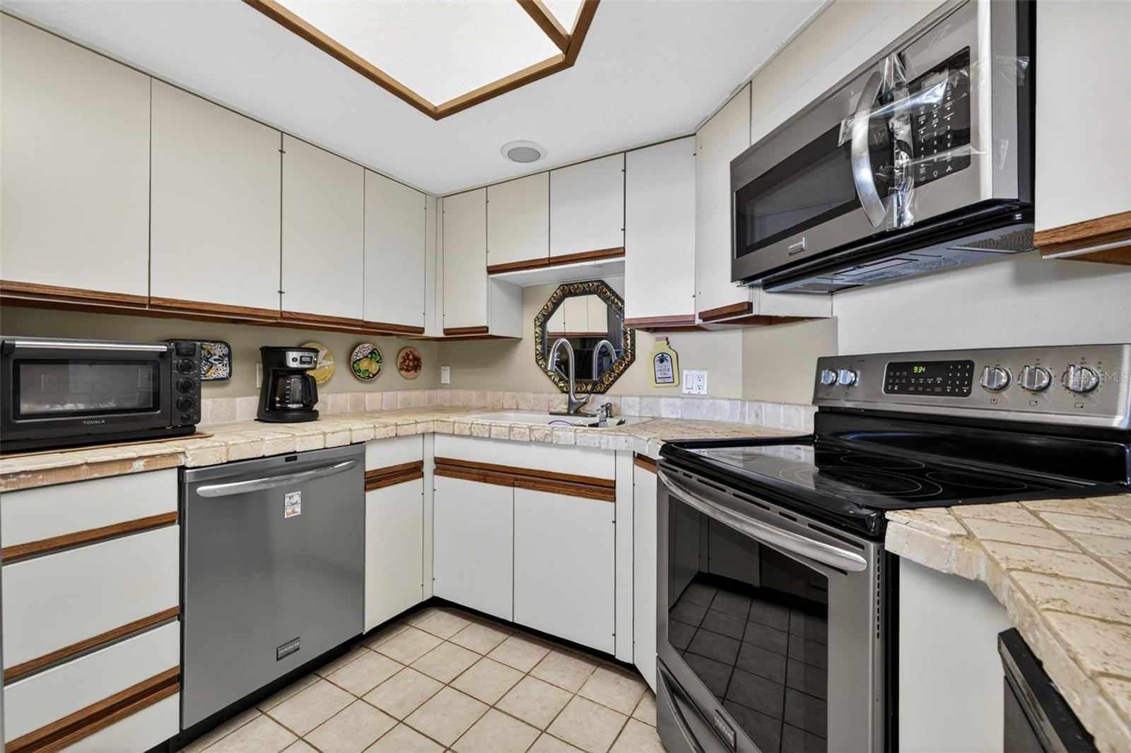 Listing photo id 5 for 14820 14820 Rue De Bayonne  Apt 402