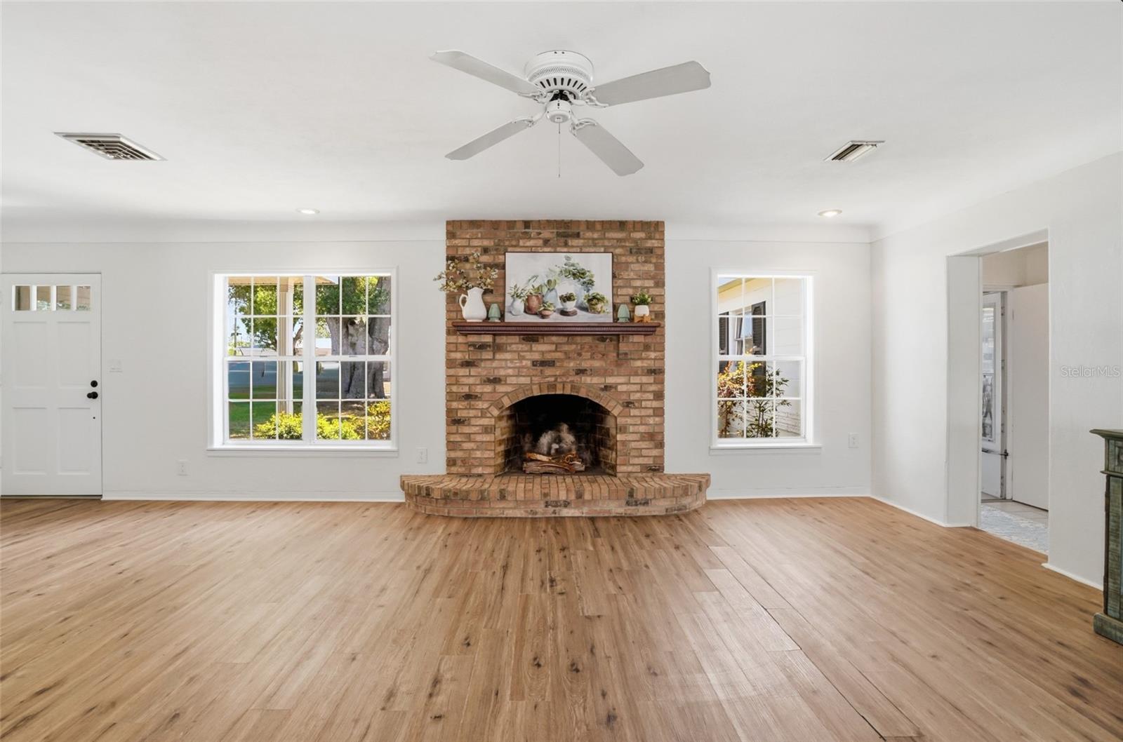Image 5 of 41 For 5941 49th Avenue N