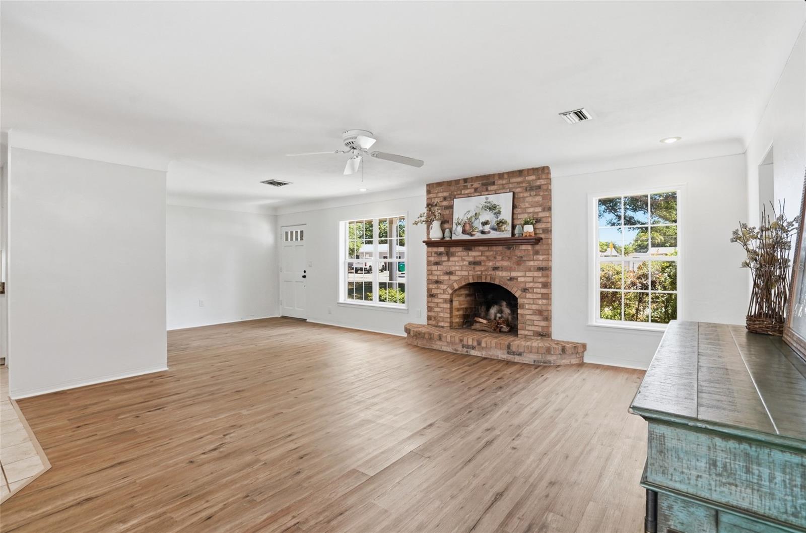 Image 7 of 41 For 5941 49th Avenue N