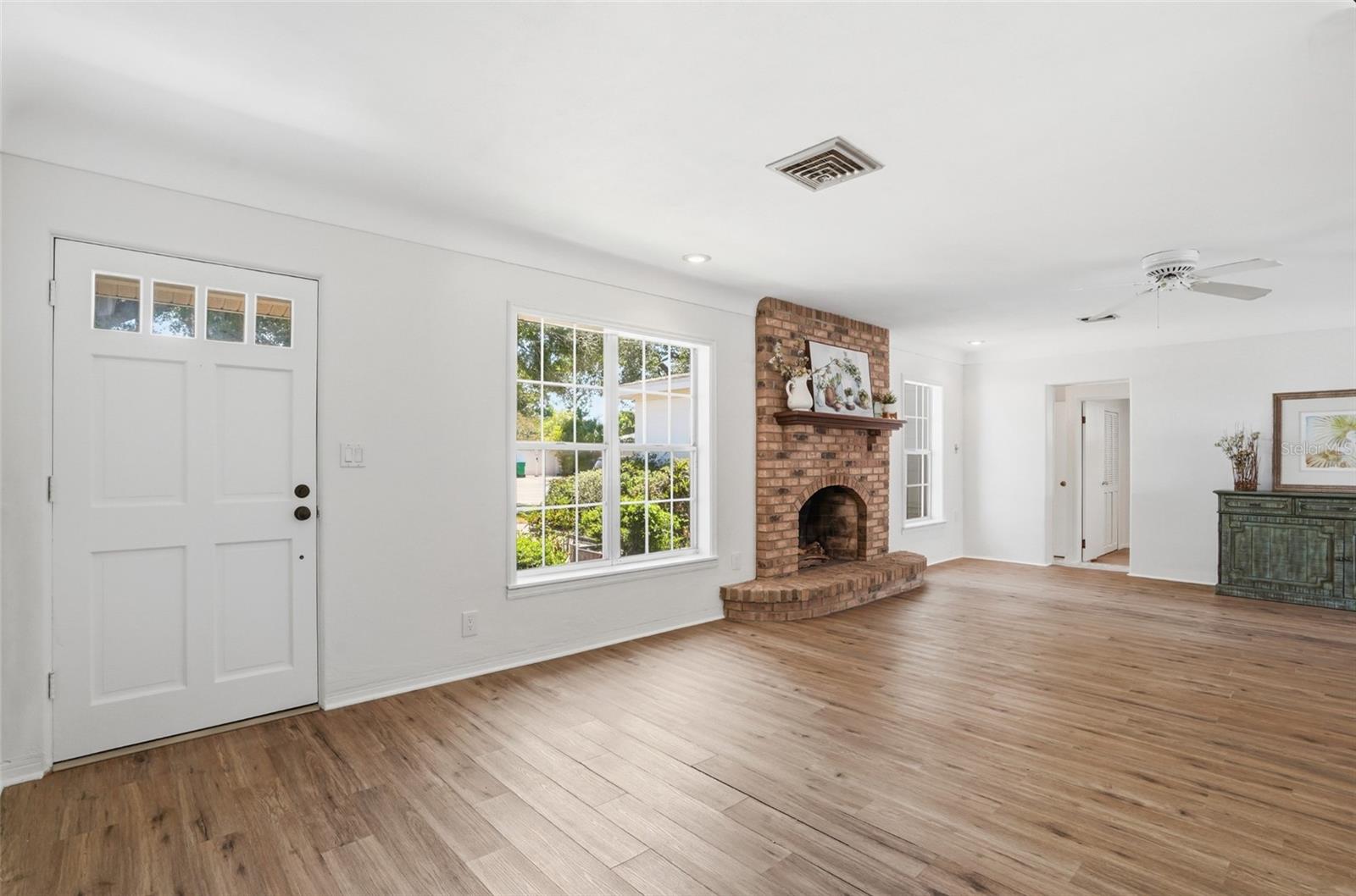 Image 9 of 41 For 5941 49th Avenue N
