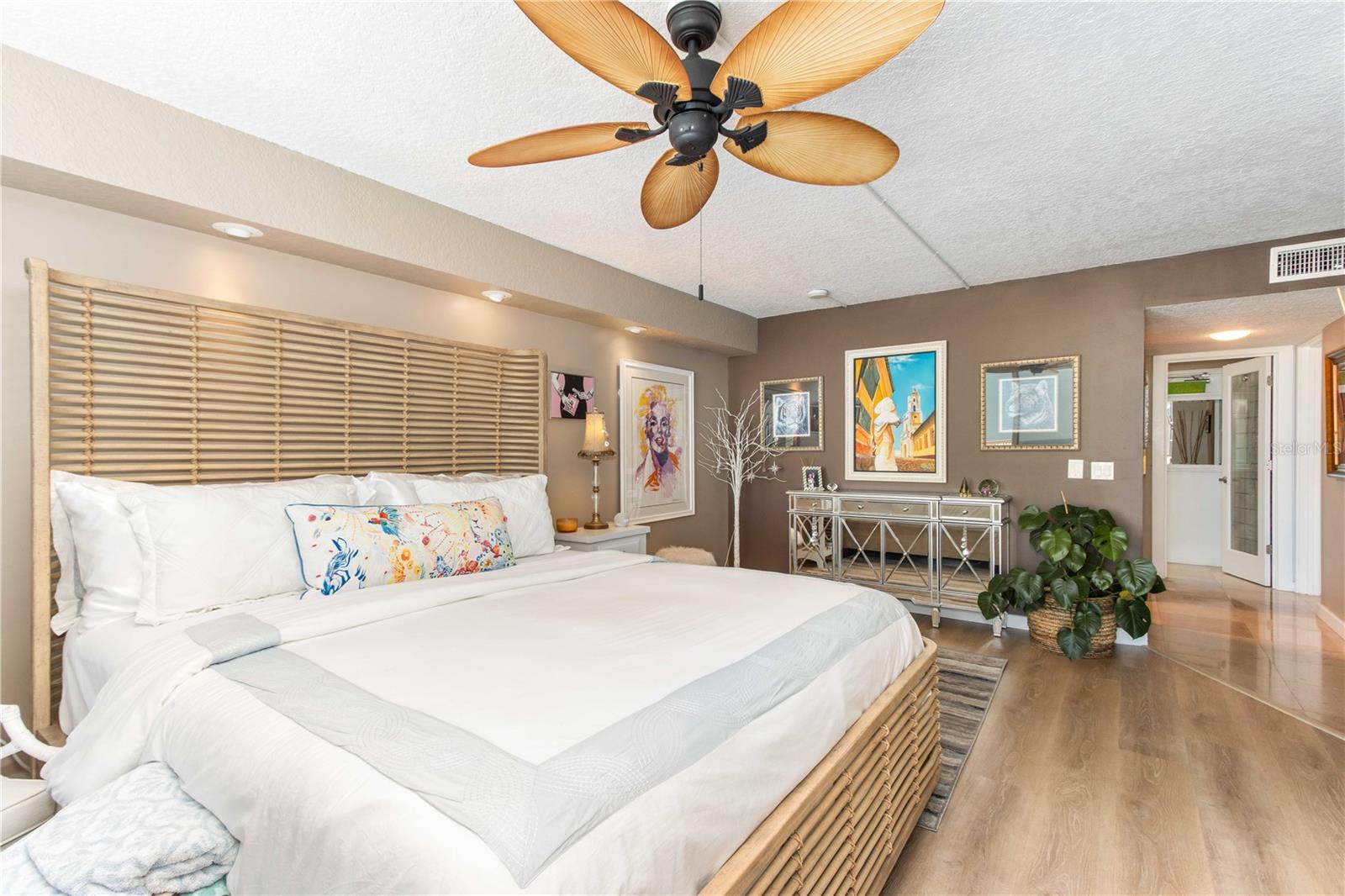 Image 30 of 60 For 736 Island Way 804