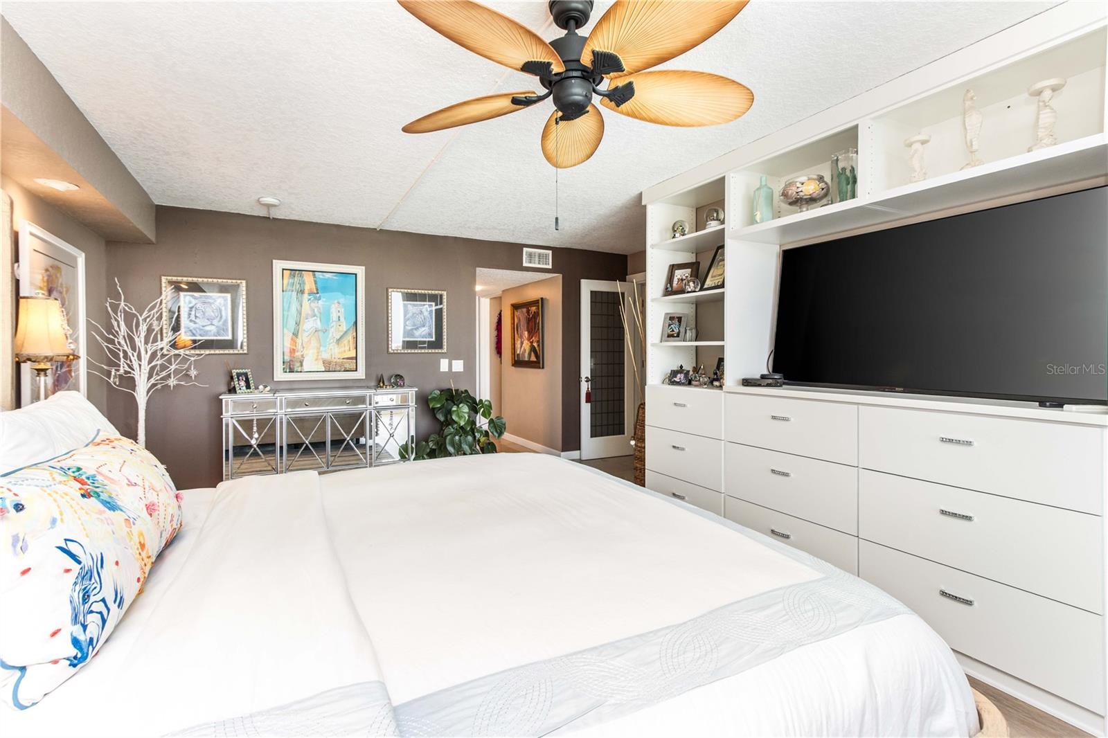 Image 31 of 60 For 736 Island Way 804
