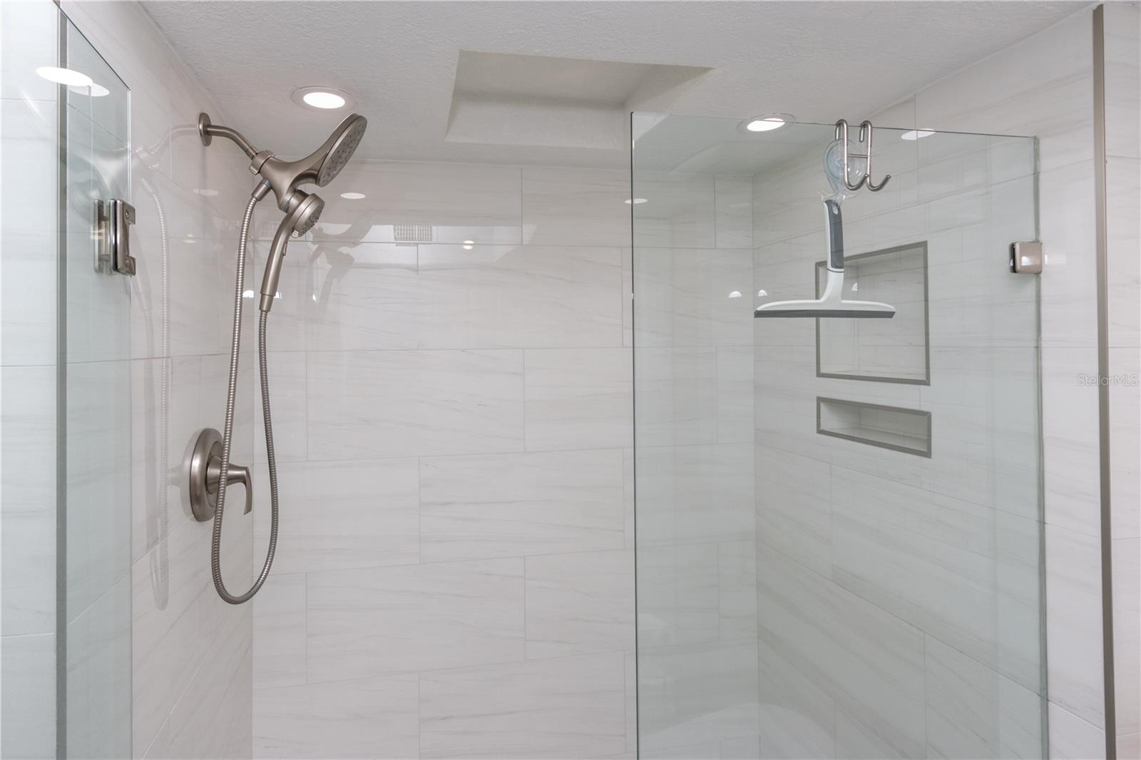 Image 36 of 60 For 736 Island Way 804