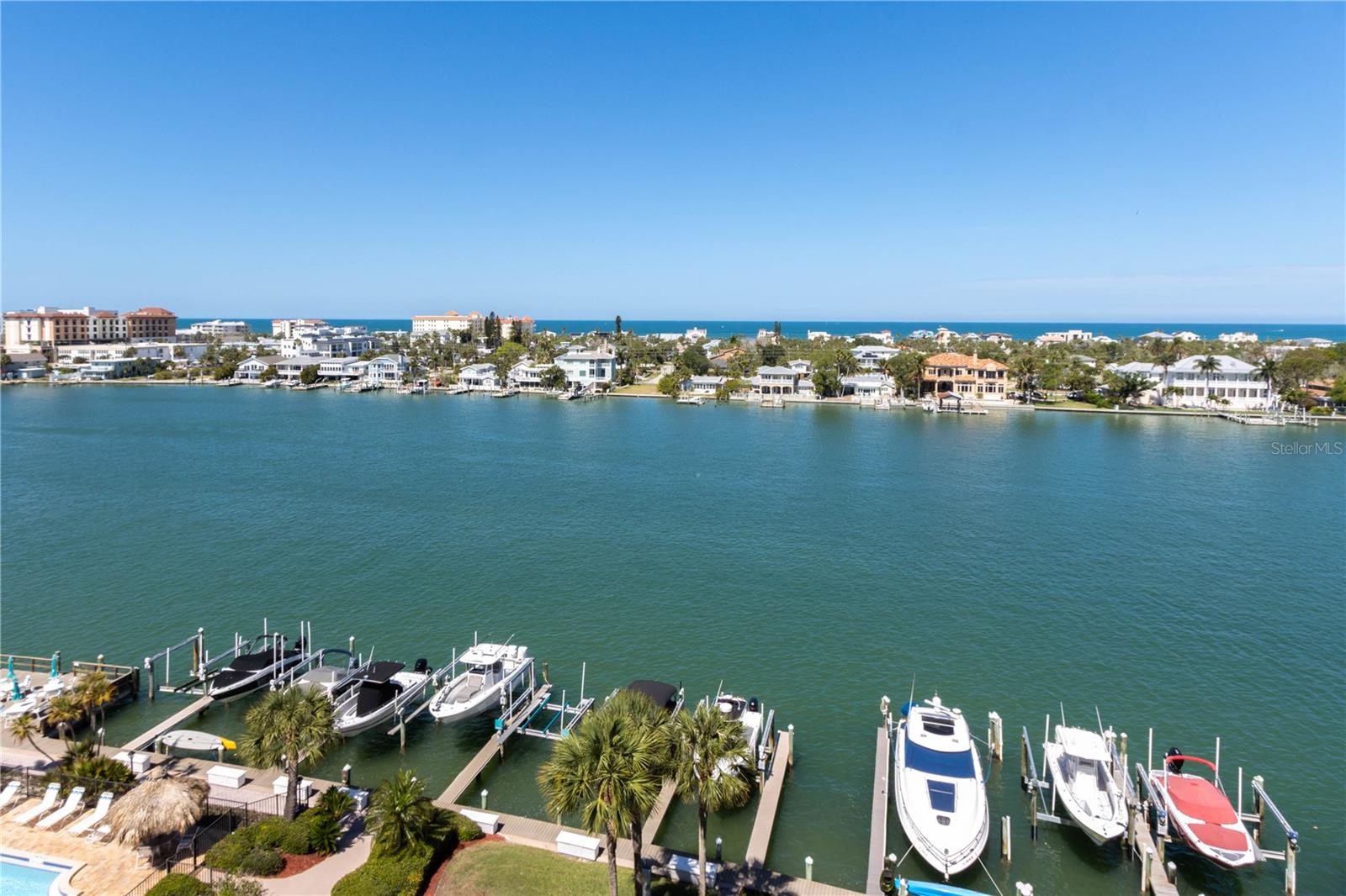 Image 43 of 60 For 736 Island Way 804