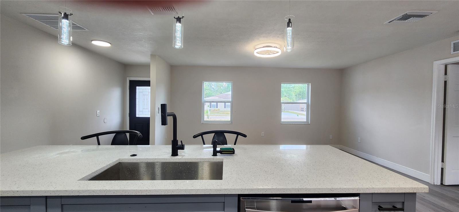 Listing photo id 2 for 614 Huntington Street