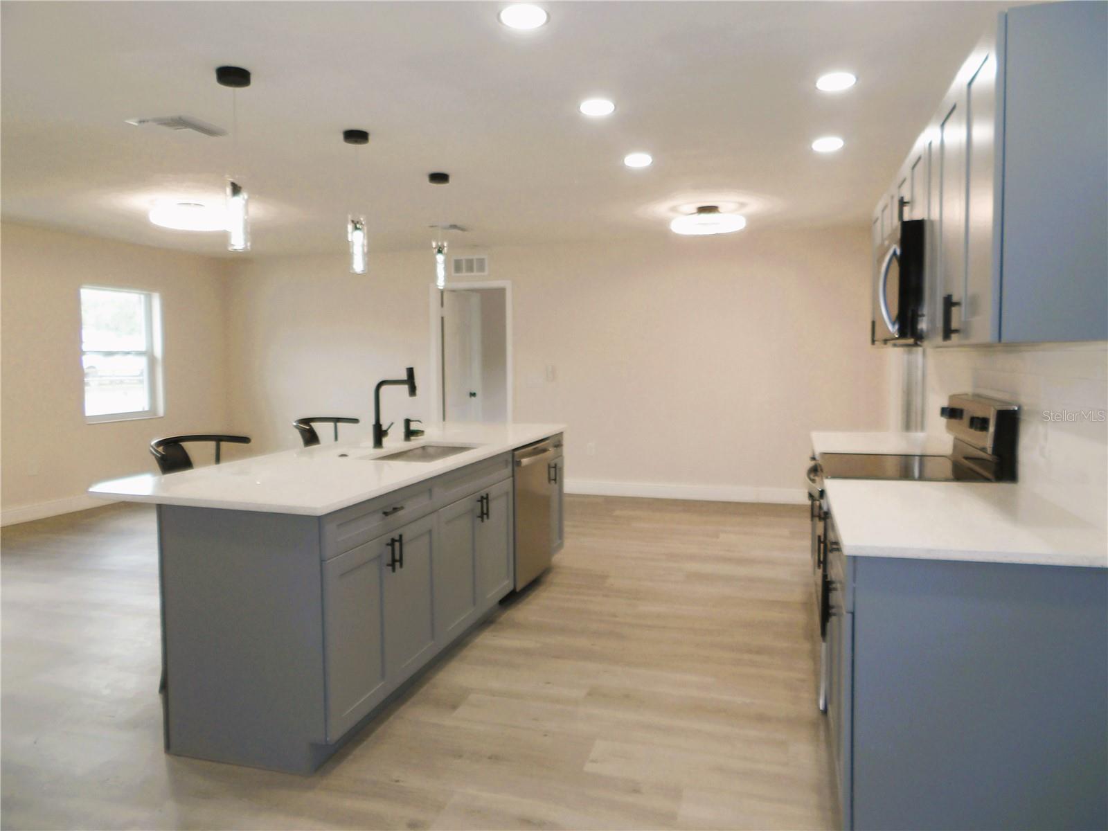 Listing photo id 4 for 614 Huntington Street
