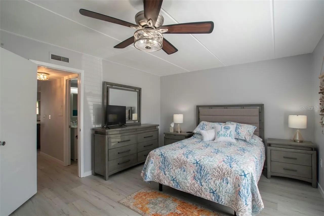 Image 7 of 46 For 12760 Indian Rocks Road 1017