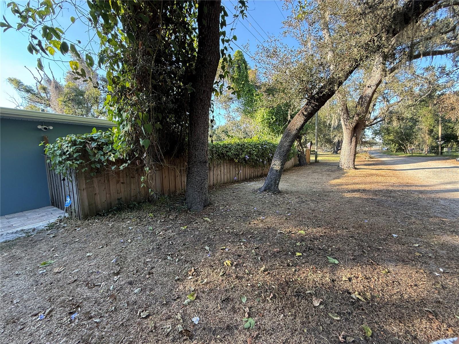 Listing photo id 3 for Lakeside Drive