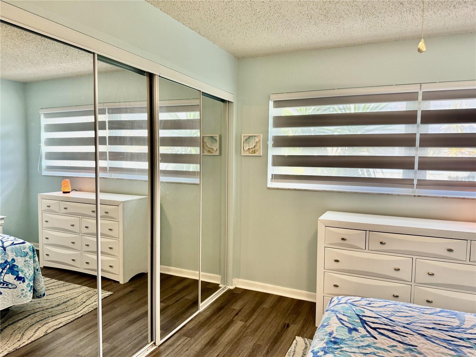 Listing photo id 8 for 6997 Versailles N N-a