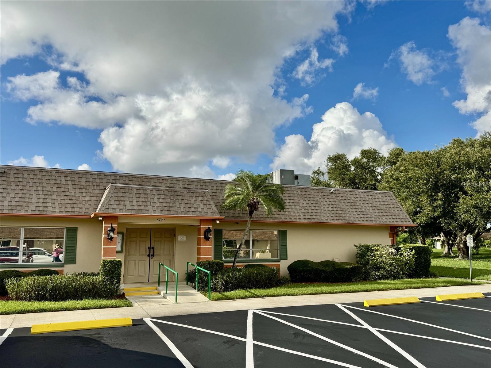 Listing photo id 12 for 6997 Versailles N N-a
