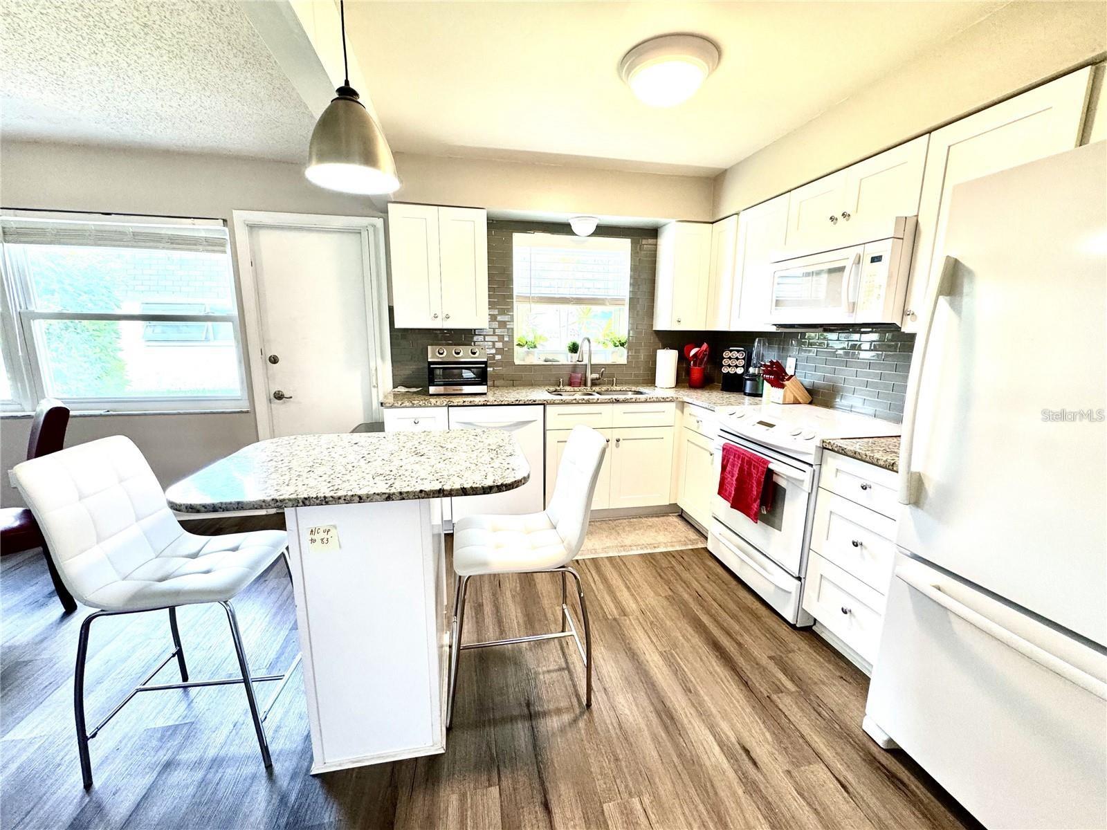 Listing photo id 3 for 6997 Versailles N N-a