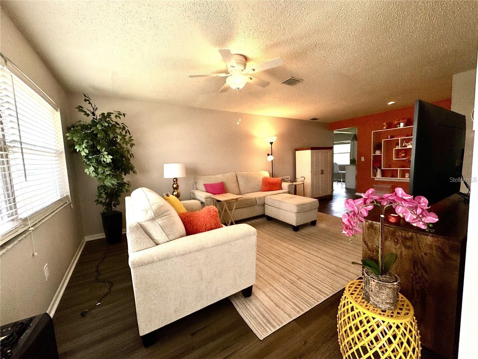 Listing photo id 4 for 6997 Versailles N N-a