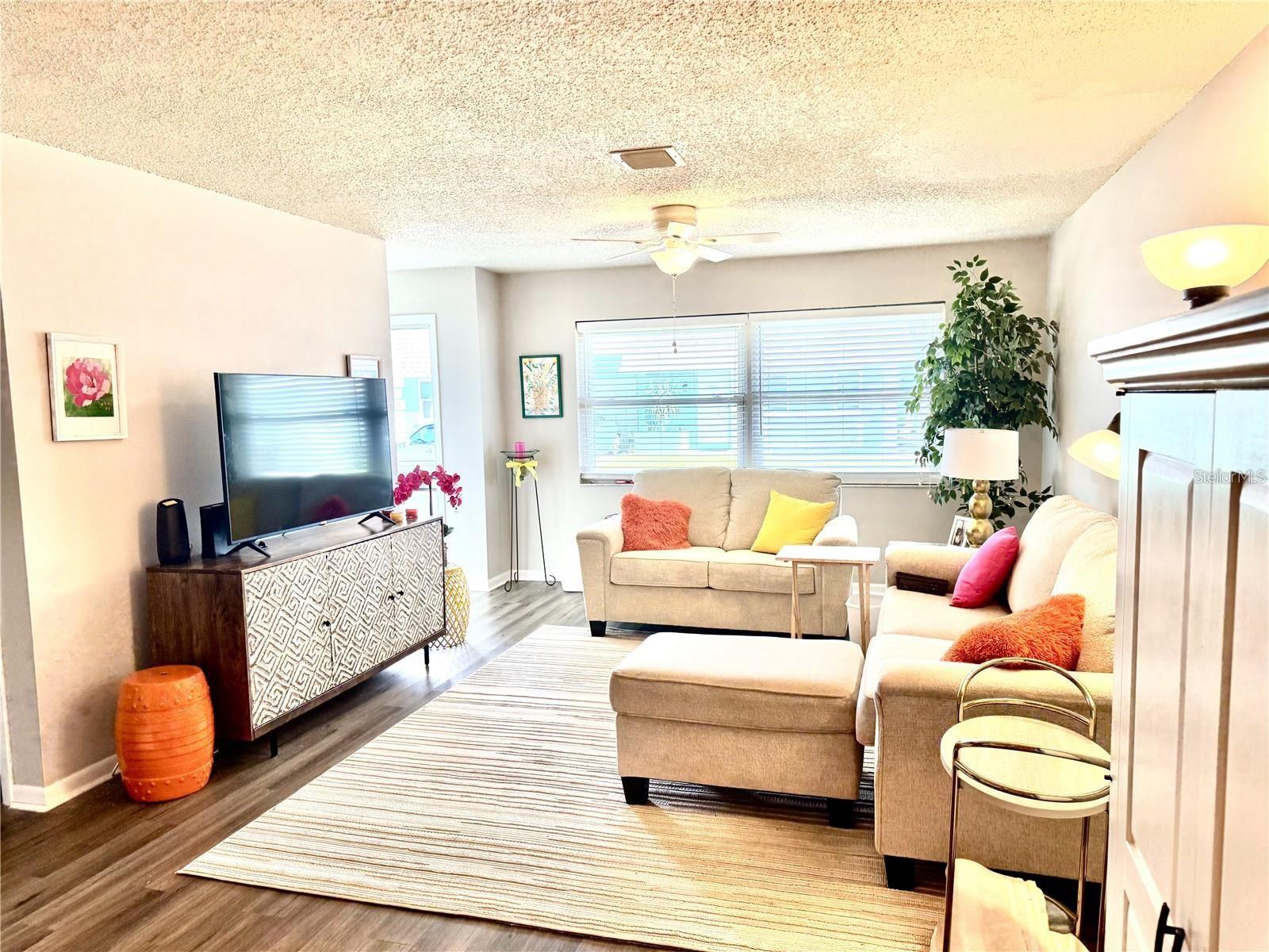 Listing photo id 5 for 6997 Versailles N N-a