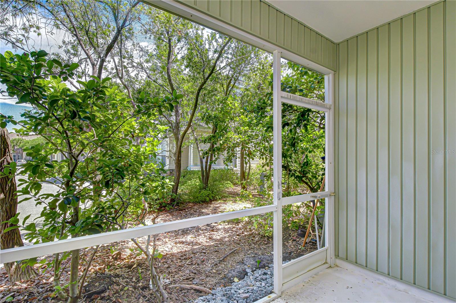 Image 7 of 35 For 12473 Country White Circle