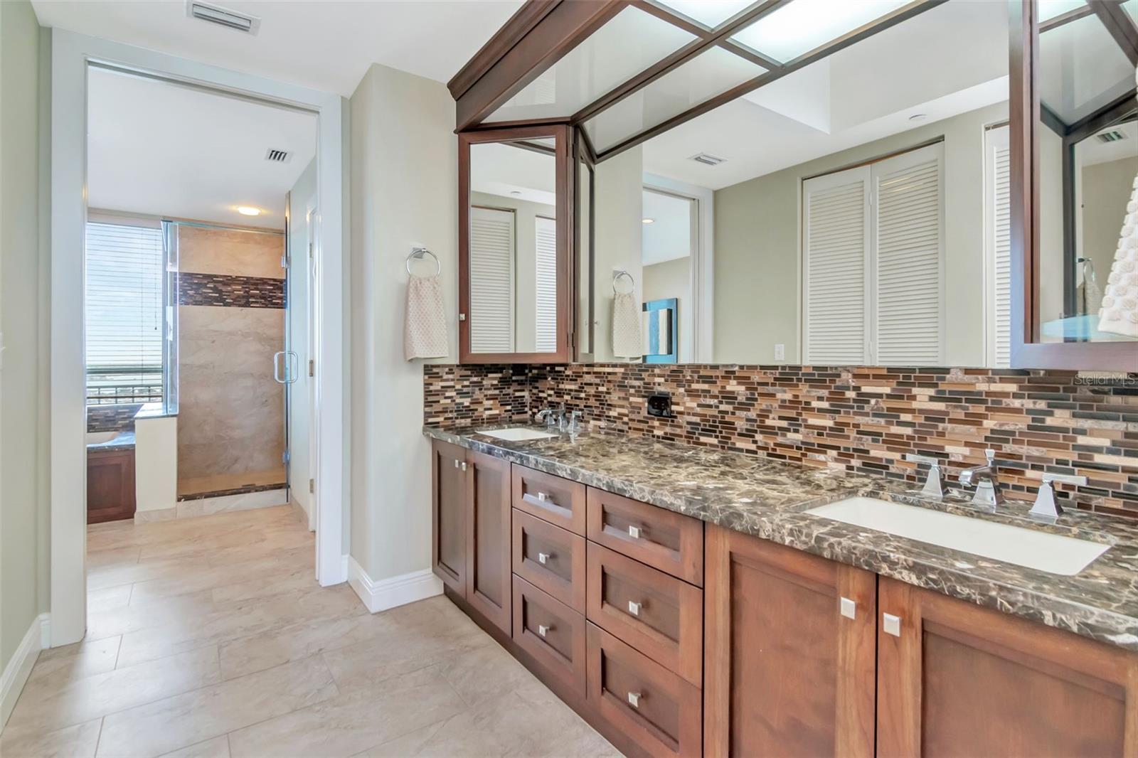 Image 20 of 41 For 1560 Gulf Boulevard 4